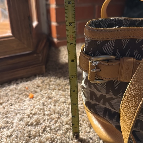 🌻 MK purse 👜 very nice, no rips no tears, no stains. 🌻 - Picture 8 of 12